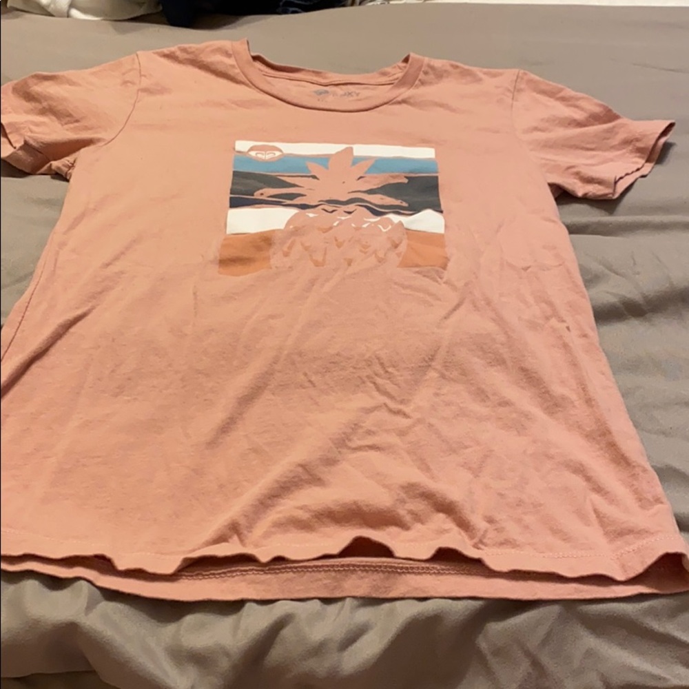 Size medium Roxy coral T-shirt. EUC